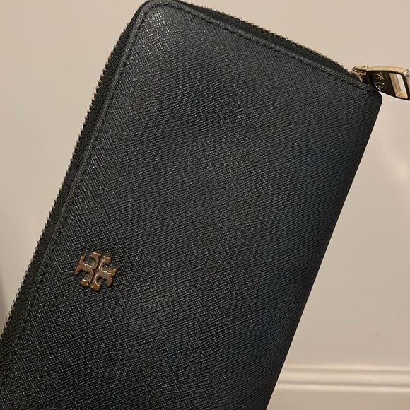Tory Burch Long Zip Wallet - Picture 3 of 17